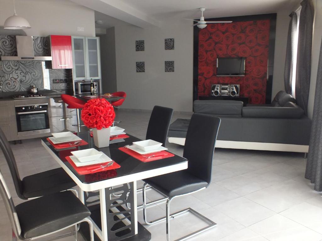 uma cozinha e sala de estar com mesa e cadeiras em Penthouse next to the beach em Marsaskala