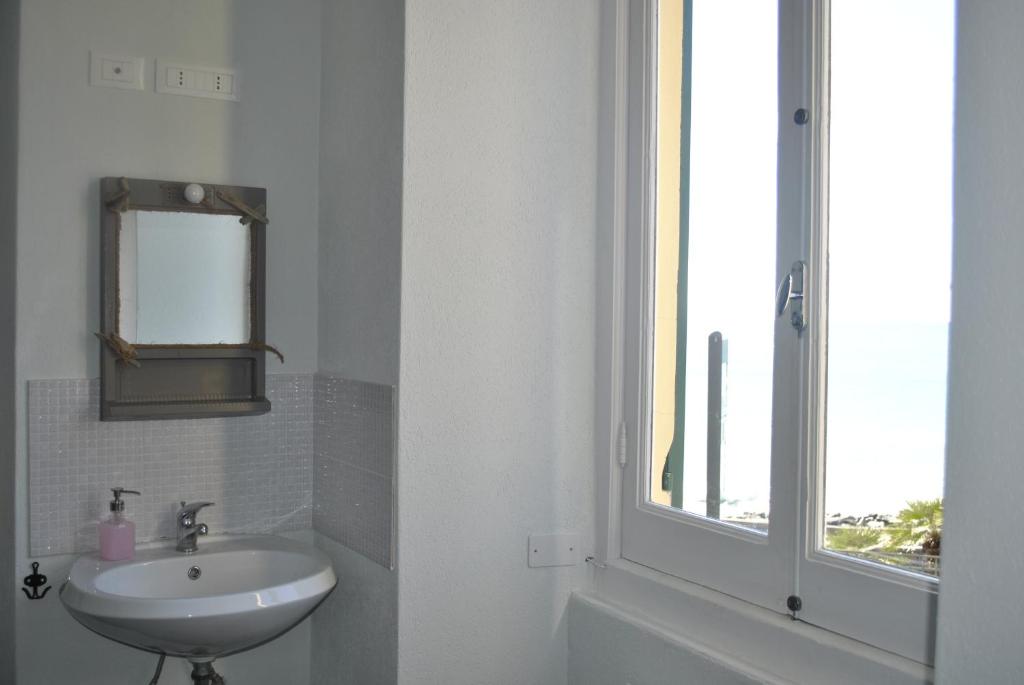 Фотография из галереи Al Piccolo Scoglio - Room & Breakfast в Камольи