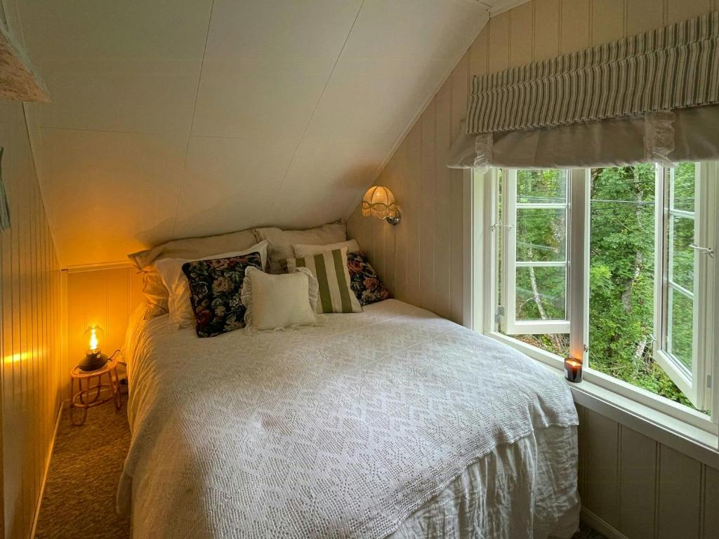 Ένα ή περισσότερα κρεβάτια σε δωμάτιο στο Charming Southern Style House Near Arendal