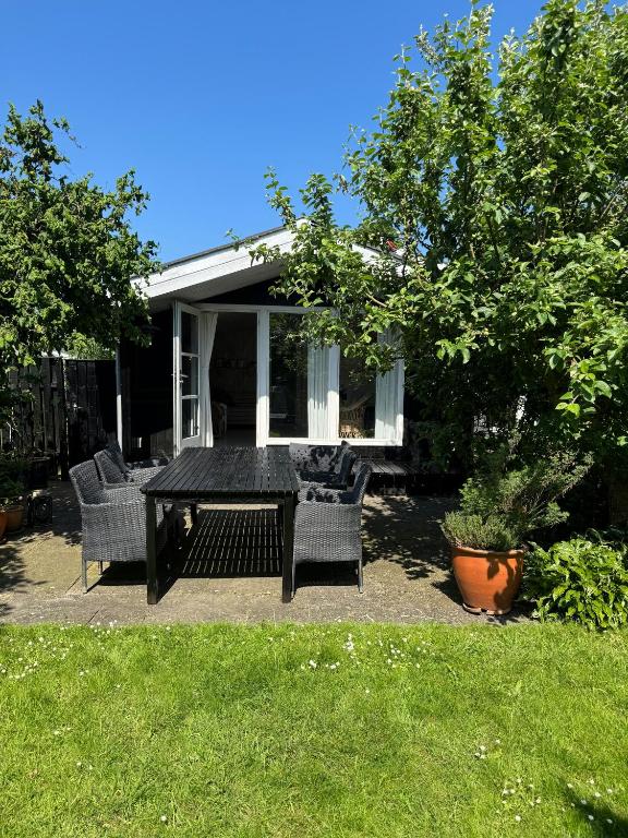 Κήπος έξω από το Family-Friendly Summer House Near The Beach