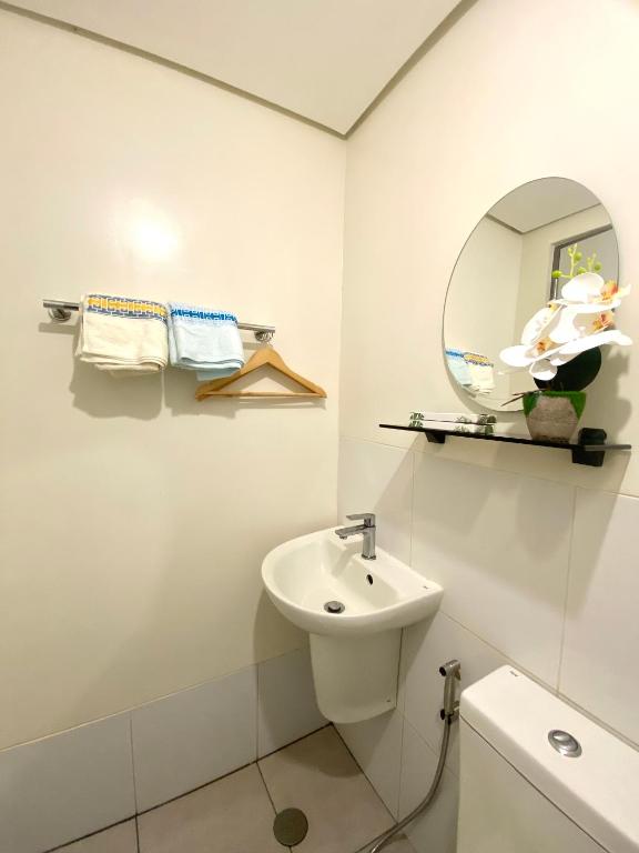 Ένα μπάνιο στο Staycation in Timog Quezon CIity near Tomas Morato and GMA 7