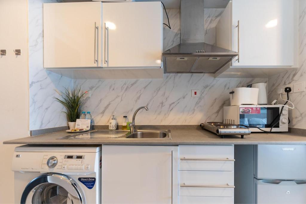 HAVN - Studio Apartment in Goldcrest Views, JLT廚房或簡易廚房