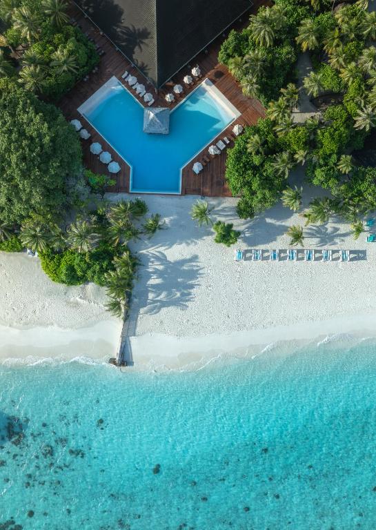 Bazén v ubytování Adaaran Select Meedhupparu - Complimentary Stay for 1 Child for Stays between April 2025 to September 2025 nebo v jeho okolí
