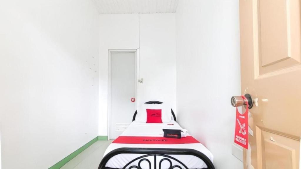 Postel nebo postele na pokoji v ubytování RedDoorz near Mariners Legazpi