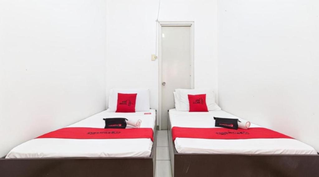 Postel nebo postele na pokoji v ubytování RedDoorz near Mariners Legazpi
