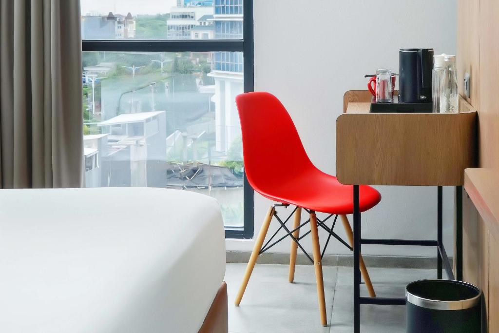 Postel nebo postele na pokoji v ubytování Neo Hotel Puri Indah