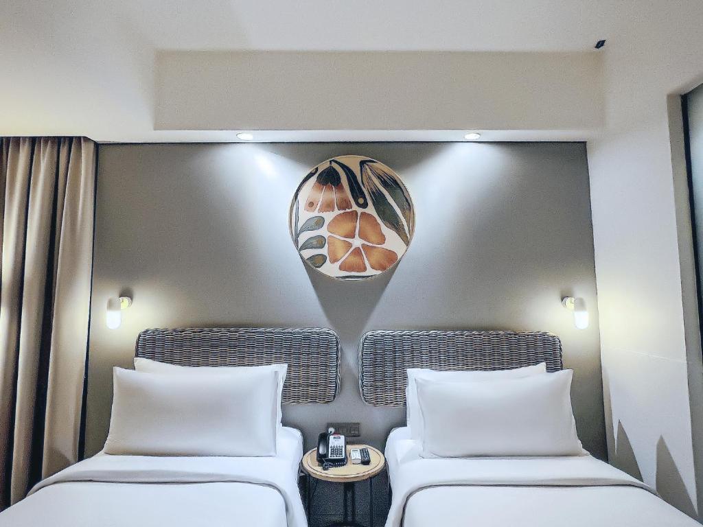 Postel nebo postele na pokoji v ubytování Neo Hotel Puri Indah