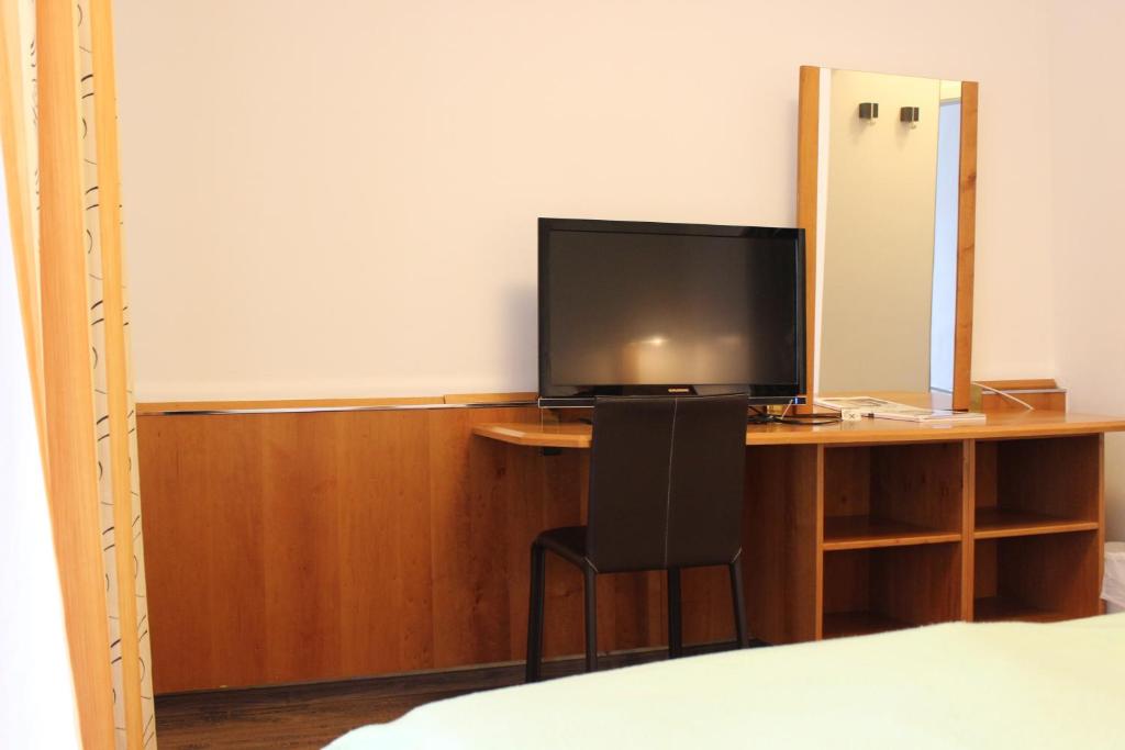 TV a/nebo společenská místnost v ubytování Hotel Restaurant Schweizerhaus