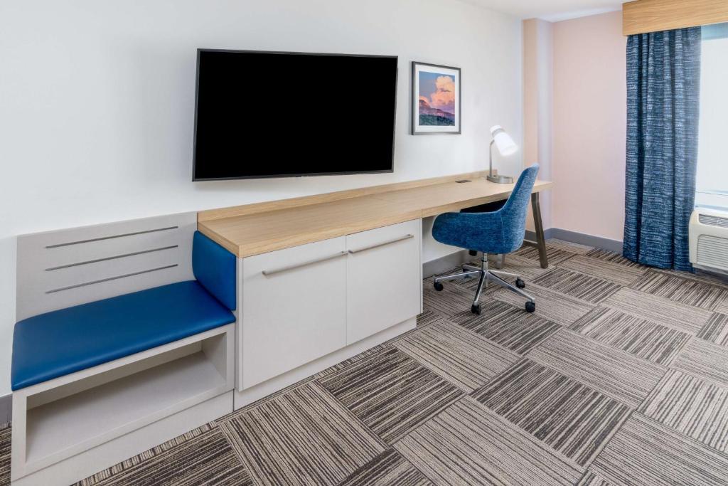 Hilton Garden Inn Albuquerque Uptown - King Room With Roll-In Shower - Hearing Accessible