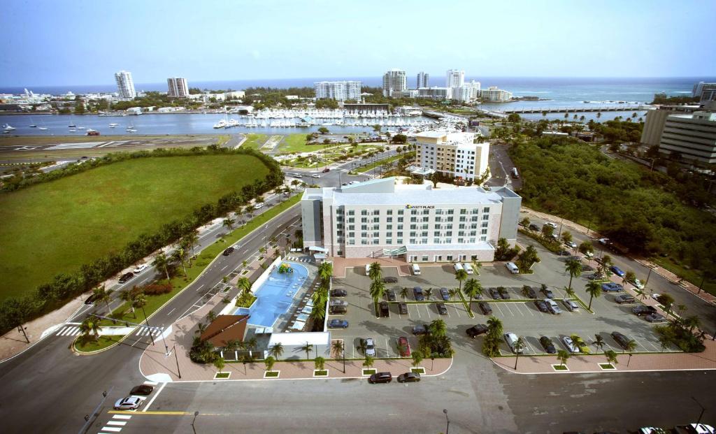 Una vista aérea de un complejo turístico con un gran edificio. en Hyatt Place San Juan, en San Juan
