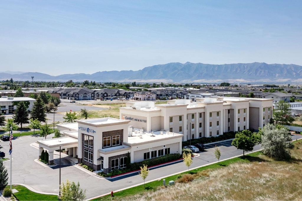 una vista aérea de un gran edificio blanco en Comfort Inn &amp; Suites Logan Near University, en Logan