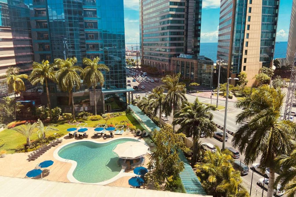 Bazén v ubytování Radisson Hotel Trinidad nebo v jeho okolí