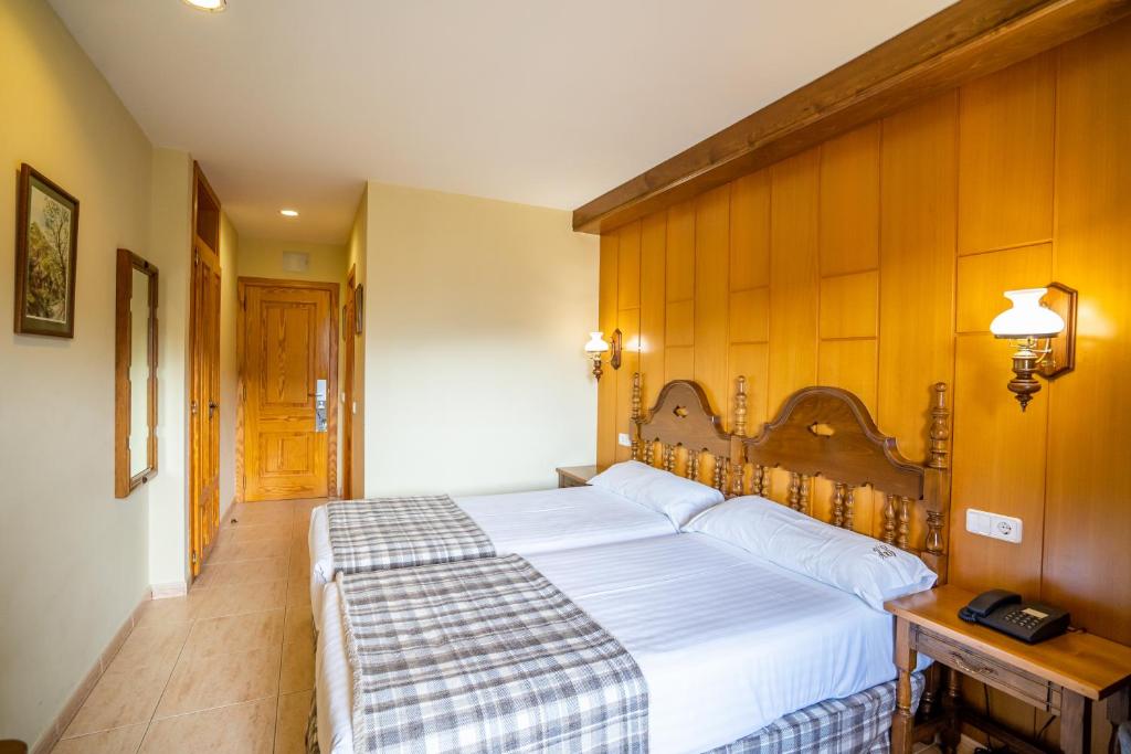 Postel nebo postele na pokoji v ubytování Abba Ordino Babot Hotel
