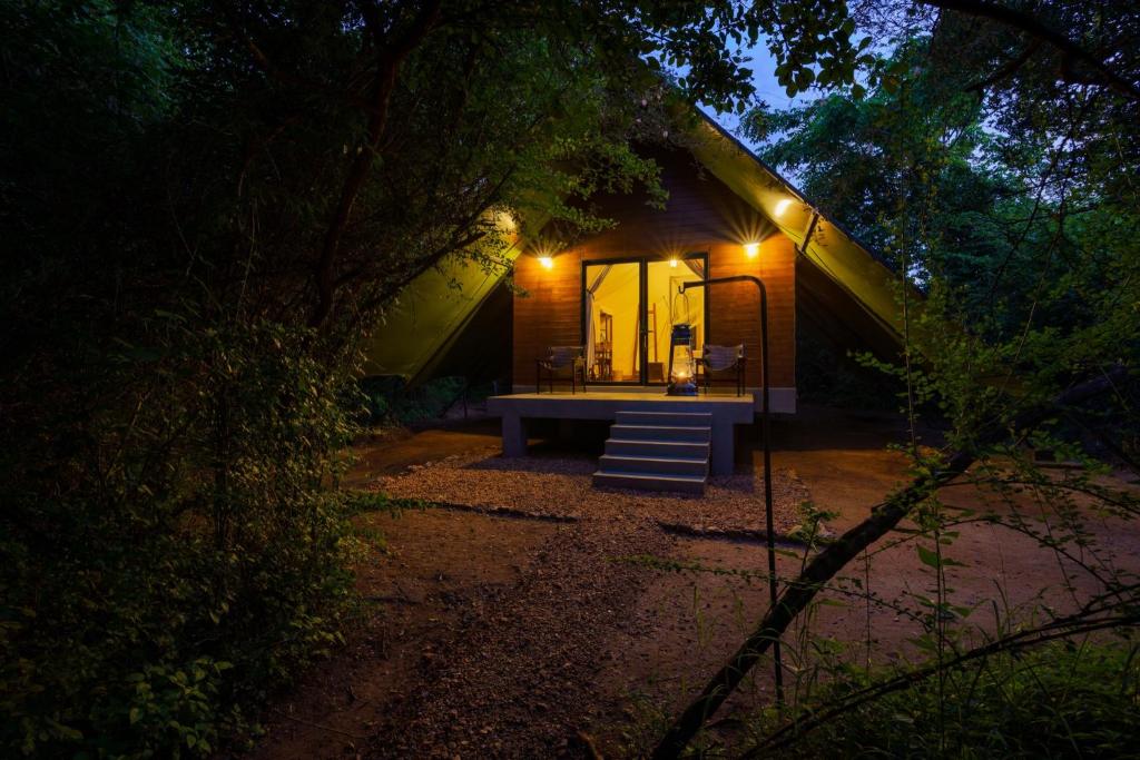 Zahrada ubytování Makini Bush Camp, Yala
