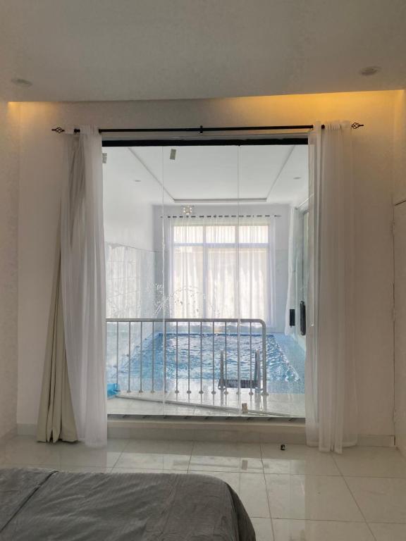 Postel nebo postele na pokoji v ubytování شاليه همس - تصميم فندقي