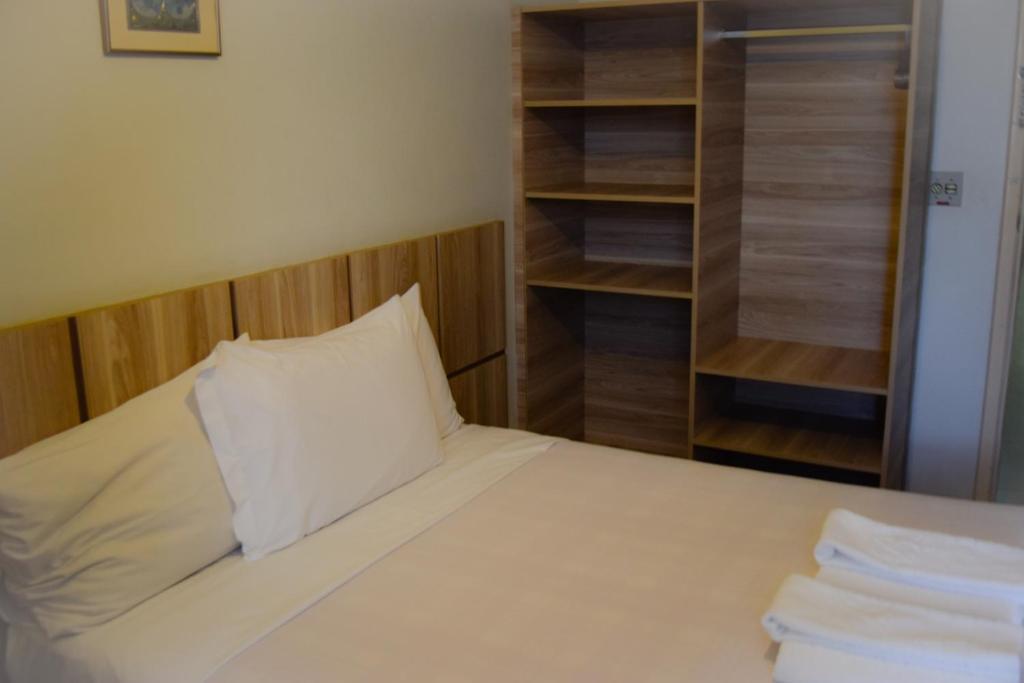  Bittar Inn