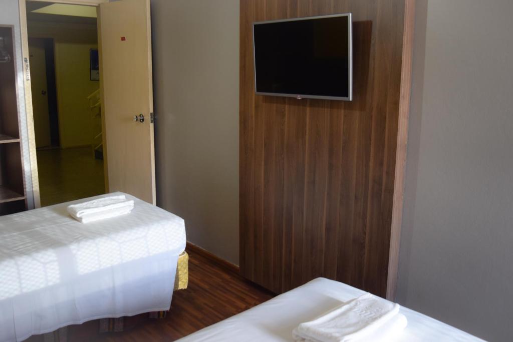  Bittar Inn