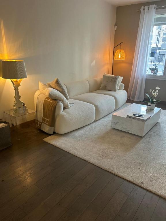 un salon avec un canapé blanc et une table dans l'établissement Catalans flat, à Marseille