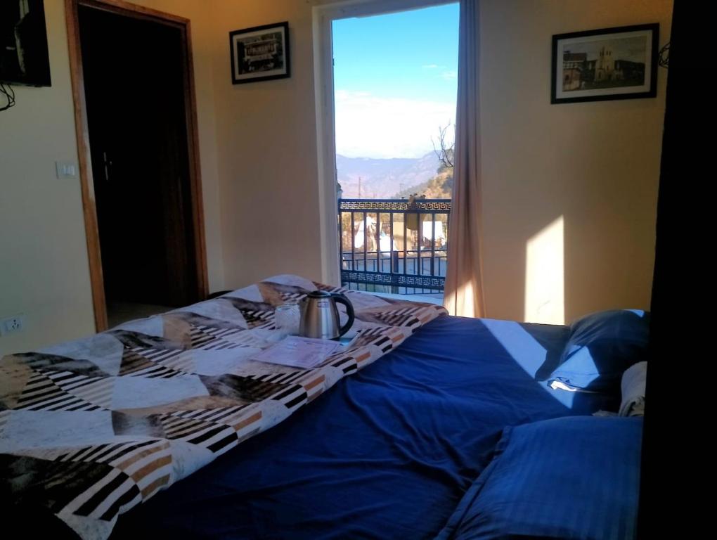 Postel nebo postele na pokoji v ubytování Himalayan view stay - Pahado wala ghar