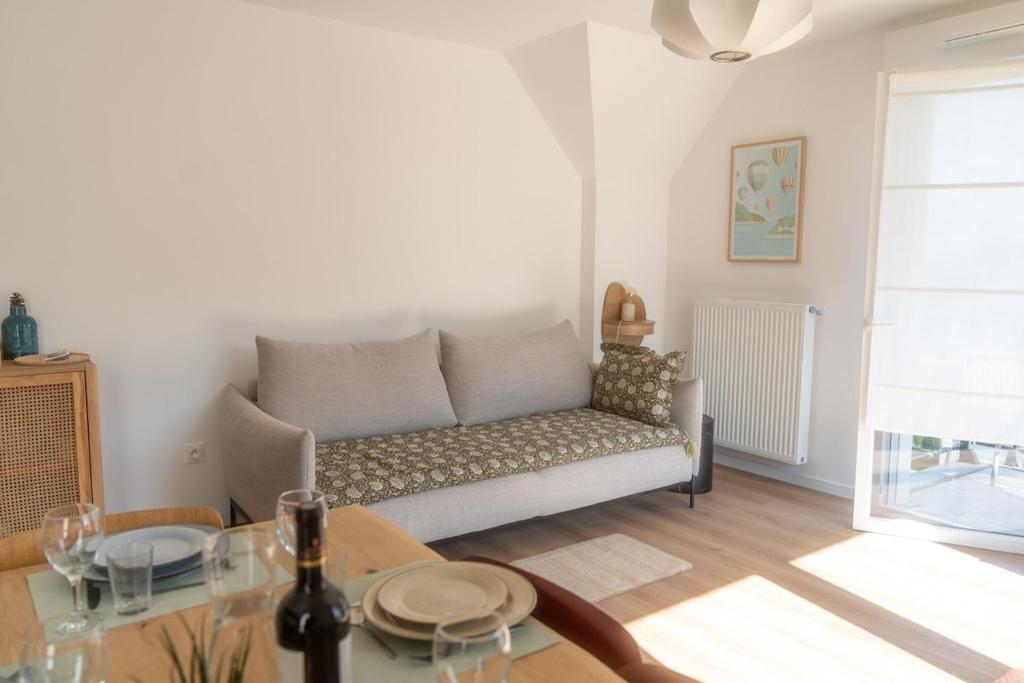 un salon avec un canapé et une table dans l'établissement Marcq en Baie, appartement neuf, à Saint-Valery-sur-Somme