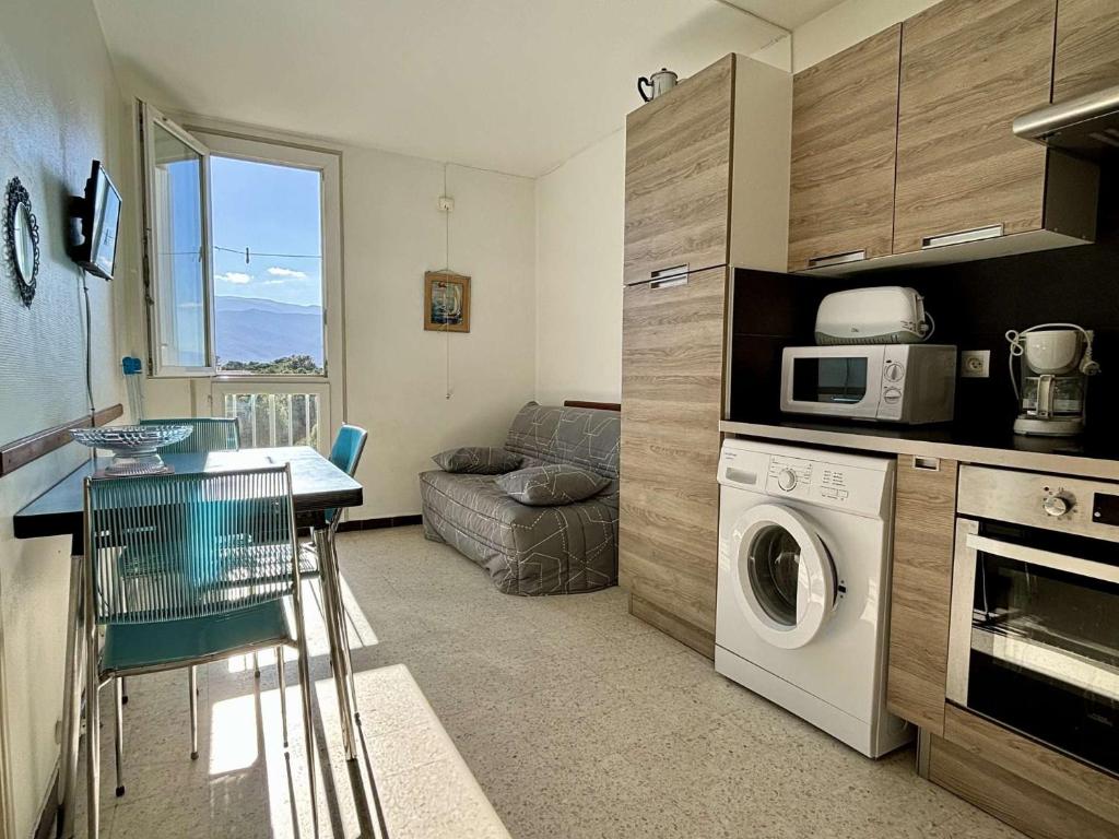 - une cuisine avec lave-linge et sèche-linge dans la chambre dans l'établissement Appartement 2 pièces 4 couchages ARGELES SUR MER AR680-0E4, à Argelès-sur-Mer