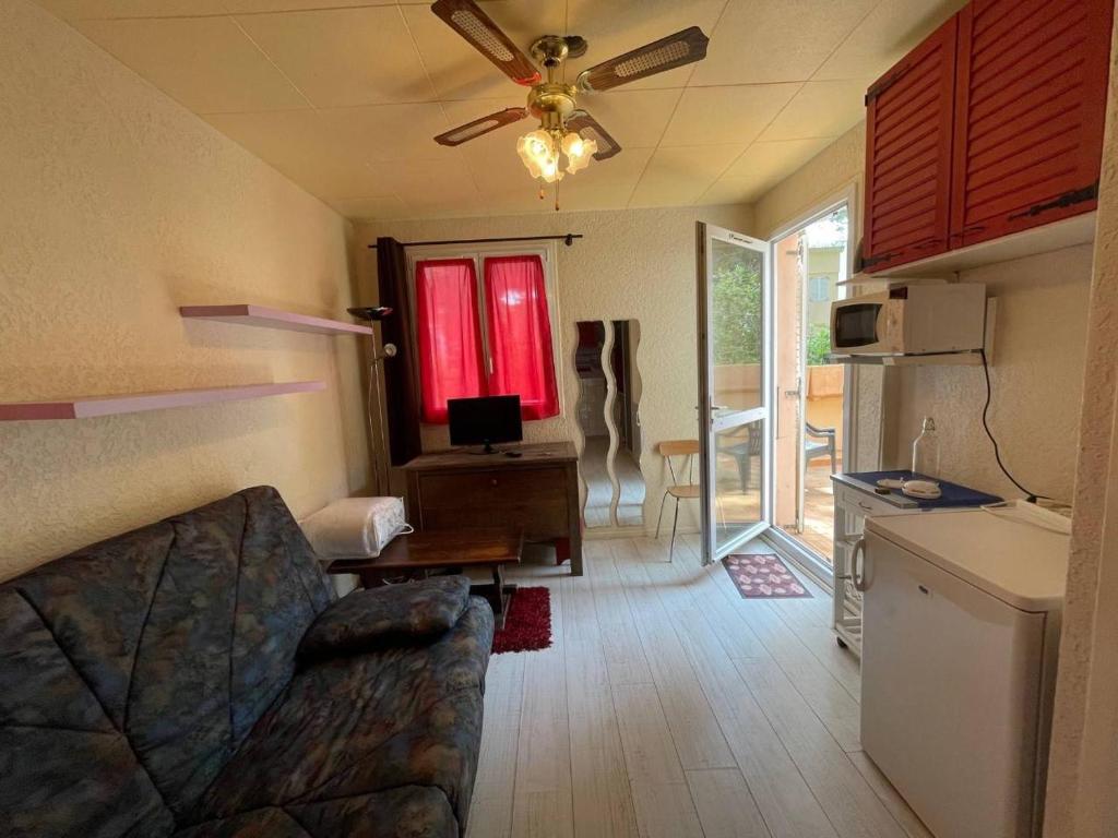 un salon avec un canapé et une cuisine dans l'établissement Studio 2 couchages ARGELES SUR MER AR450-0404, à Argelès-sur-Mer