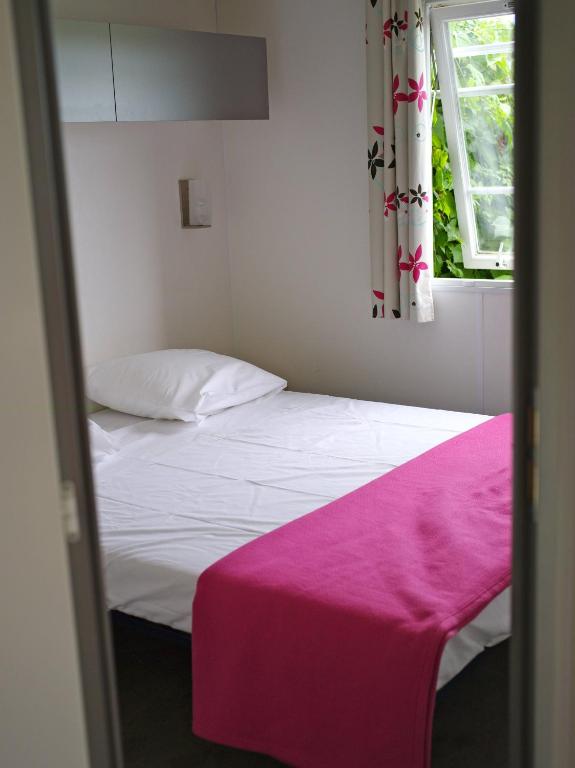 Postel nebo postele na pokoji v ubytování Camping Les Jardins d Agathe