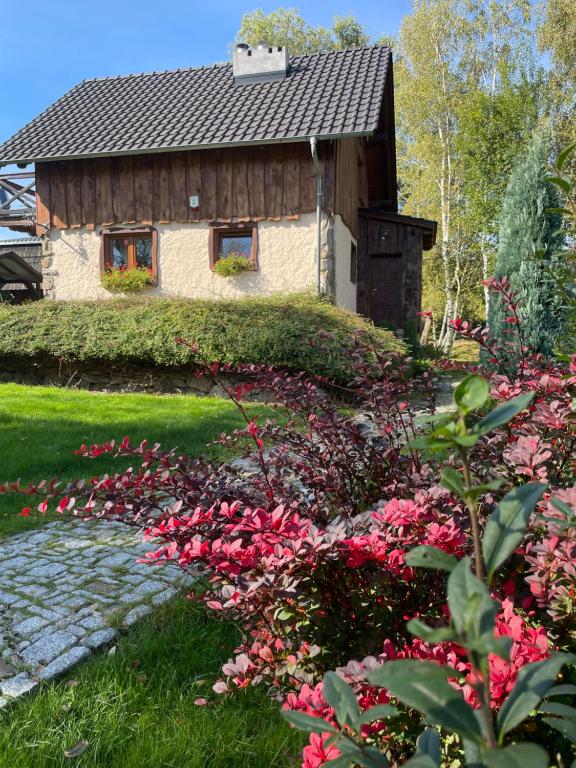 a house with flowers in front of it at Dom Gór-ski in Wojcieszyce