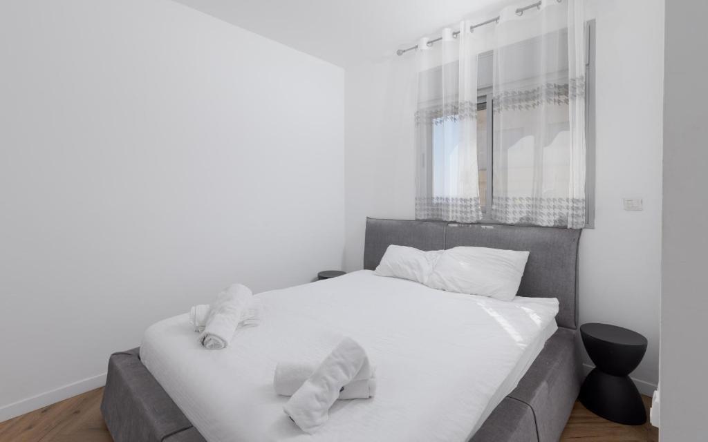 Ein Bett oder Betten in einem Zimmer der Unterkunft Sahara - Designed Duplex with a private pool