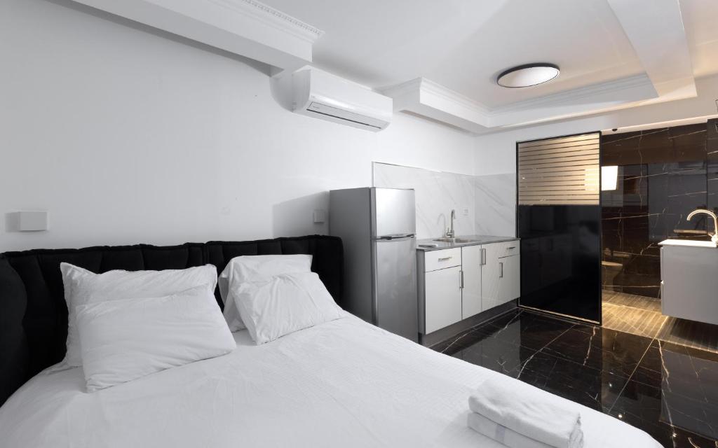 Ein Bett oder Betten in einem Zimmer der Unterkunft Sahara - Designed Duplex with a private pool