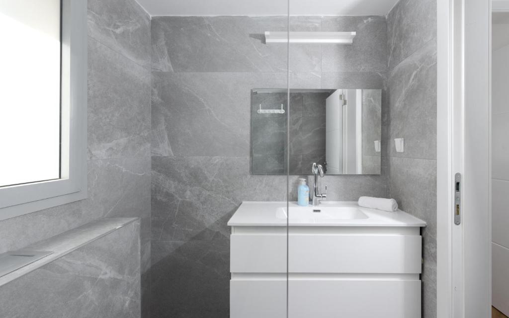 Ein Badezimmer in der Unterkunft Sahara - Designed Duplex with a private pool
