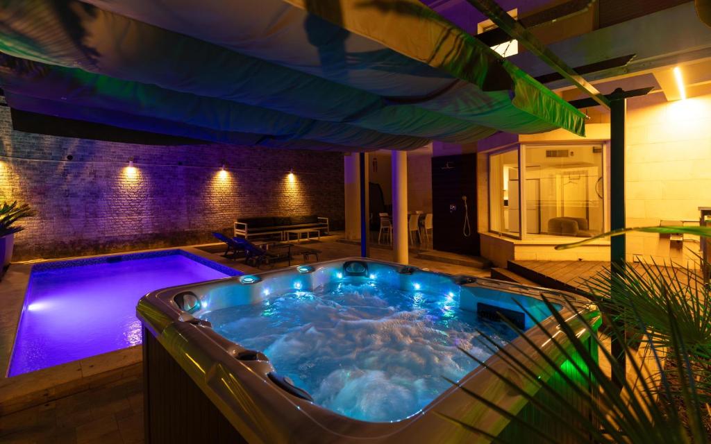 Der Swimmingpool an oder in der Nähe von Sahara - Designed Duplex with a private pool