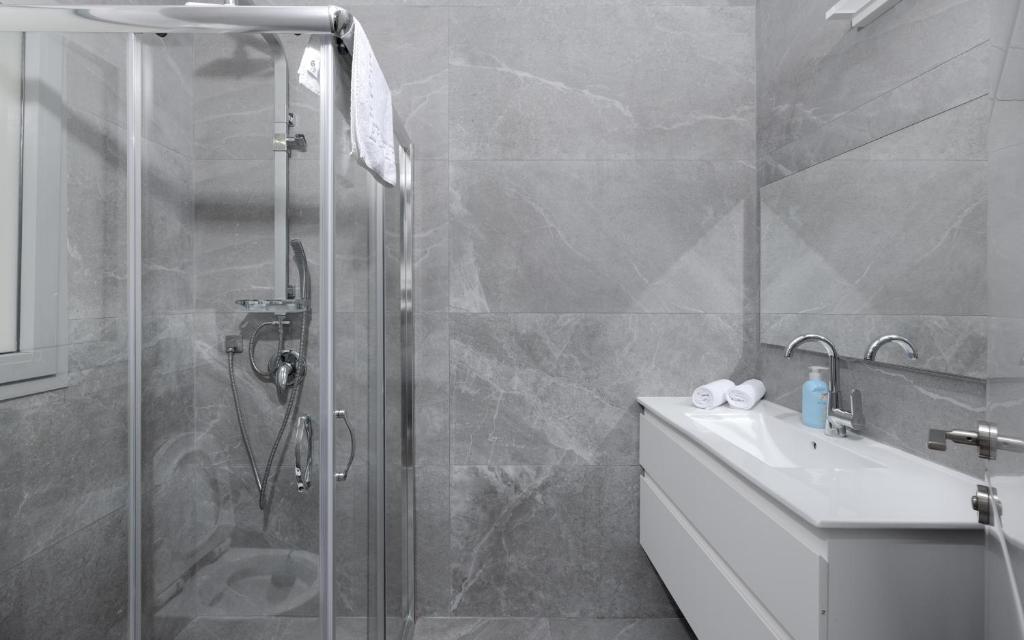 Ein Badezimmer in der Unterkunft Sahara - Designed Duplex with a private pool