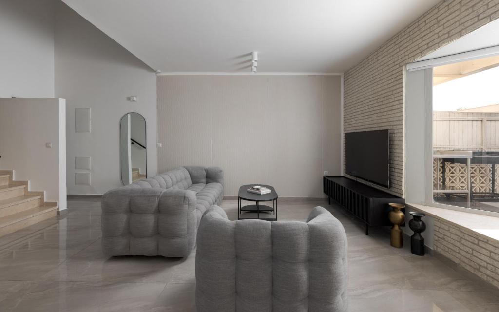 TV a/nebo společenská místnost v ubytování Sahara - Designed Duplex with a private pool