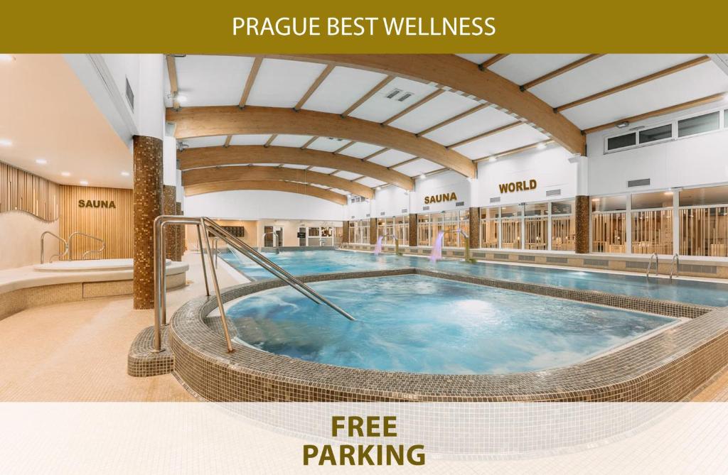 布拉格Wellness Hotel Step - Czech Leading Hotels的一个带热水浴缸的大型游泳池