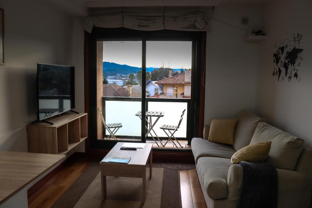 Μια τηλεόραση ή/και κέντρο ψυχαγωγίας στο Apartamento Calest en Poio-Pontevedra