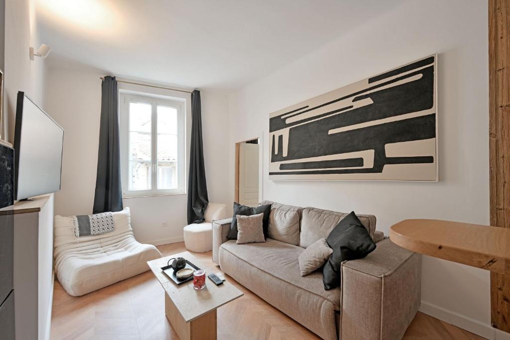 un salon avec un canapé et une table dans l'établissement Le Petit Change - Clim - Hyper Centre, à Avignon