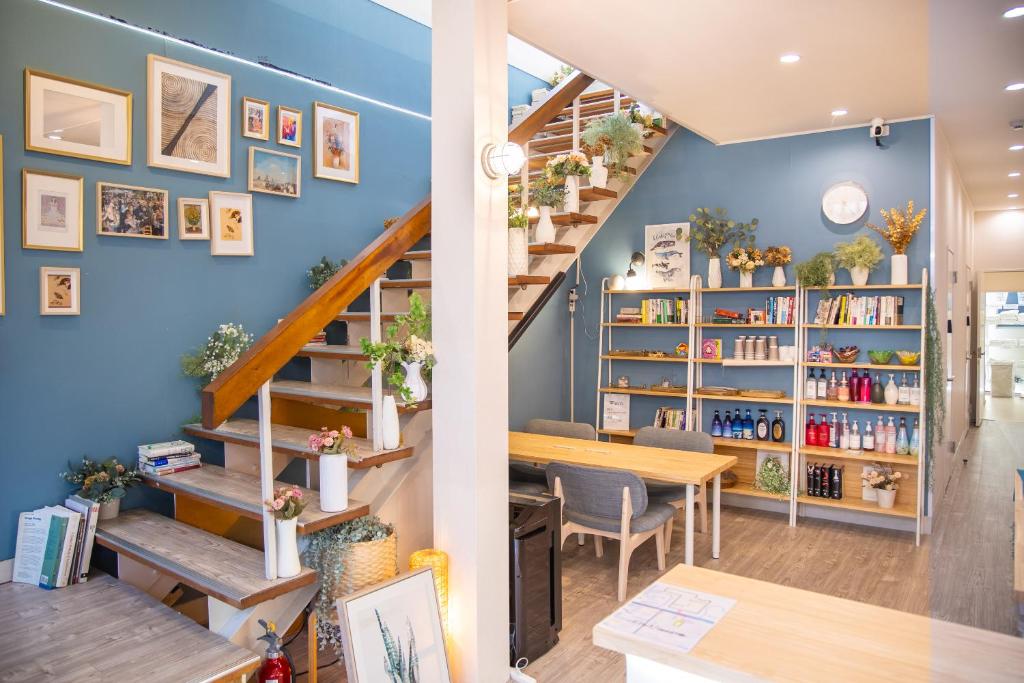 una stanza con scala, tavolo e libreria di Comfy Stay Sarusawaike a Nara