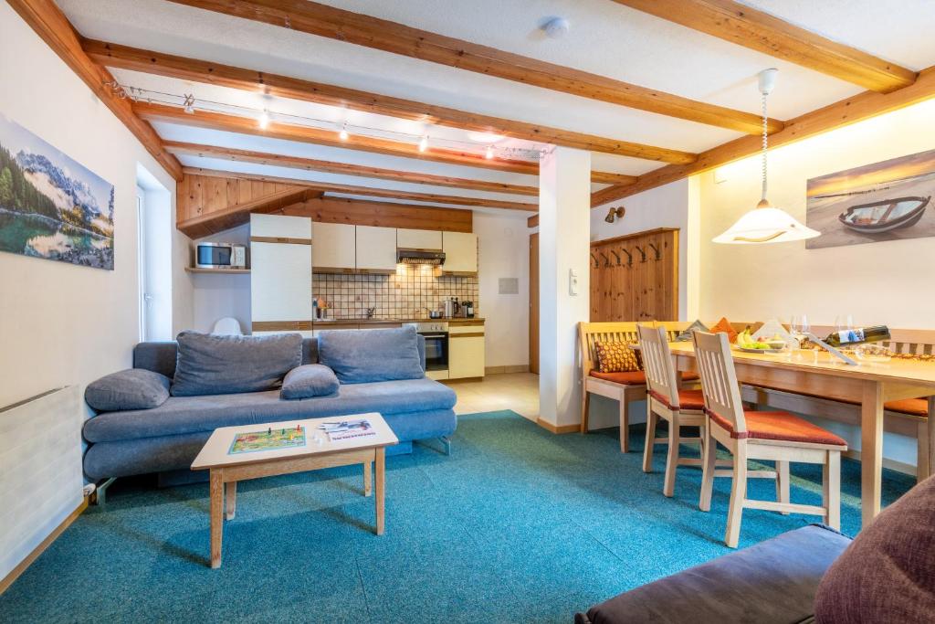 un soggiorno con un divano e un tavolo di Apartmenthaus Beaverwier a Biberwier