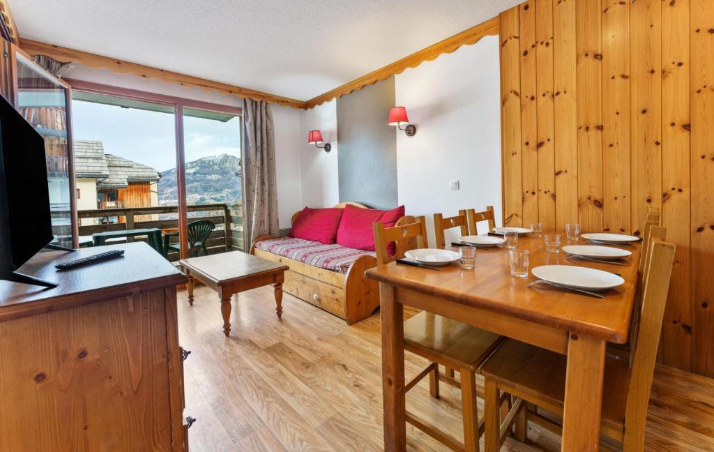 un salon avec une table et un canapé dans l'établissement Résidence Les Hauts De Preclaux - Logement en plein coeur des Orres 1800 MAE-1071, aux Orres