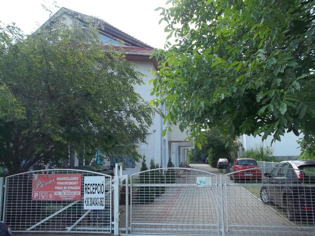ハイドゥソボスローにあるApartman Pávaiの家の前の看板門