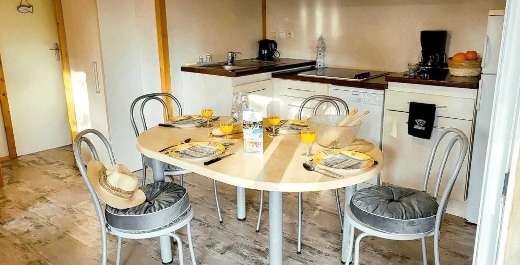 Fotografie z fotogalerie ubytování Chalet 2 étoiles - Piscine - eebbhi v destinaci Saint-Denis-dʼOléron
