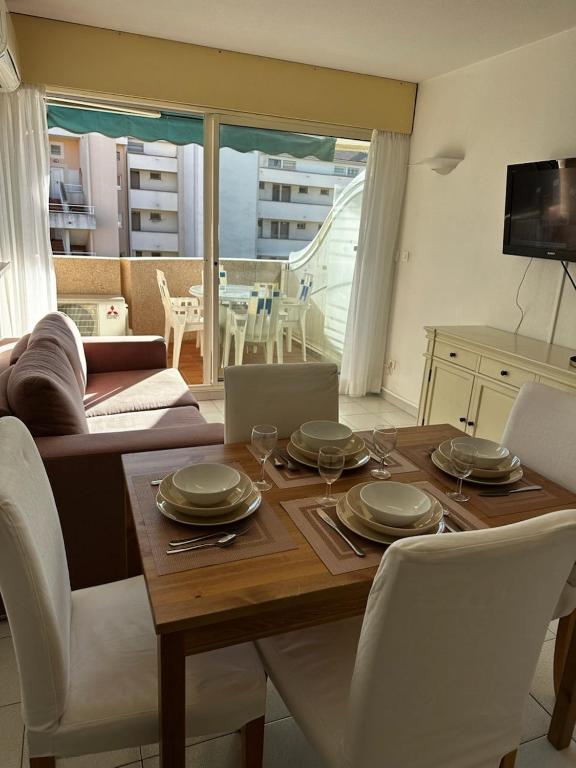 une table de salle à manger avec des assiettes et des plats dessus dans l'établissement Le Baïa - Fréjus Plage, à Fréjus