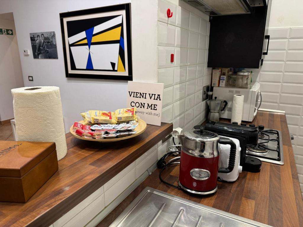 A kitchen or kitchenette at All Suite Colosseo