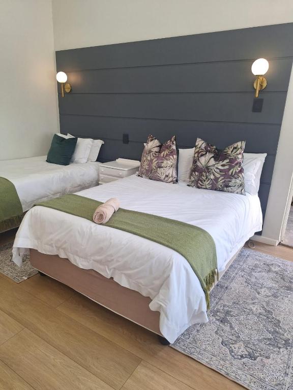 two beds in a hotel room with at Lavender Lane Queenstown in Queenstown
