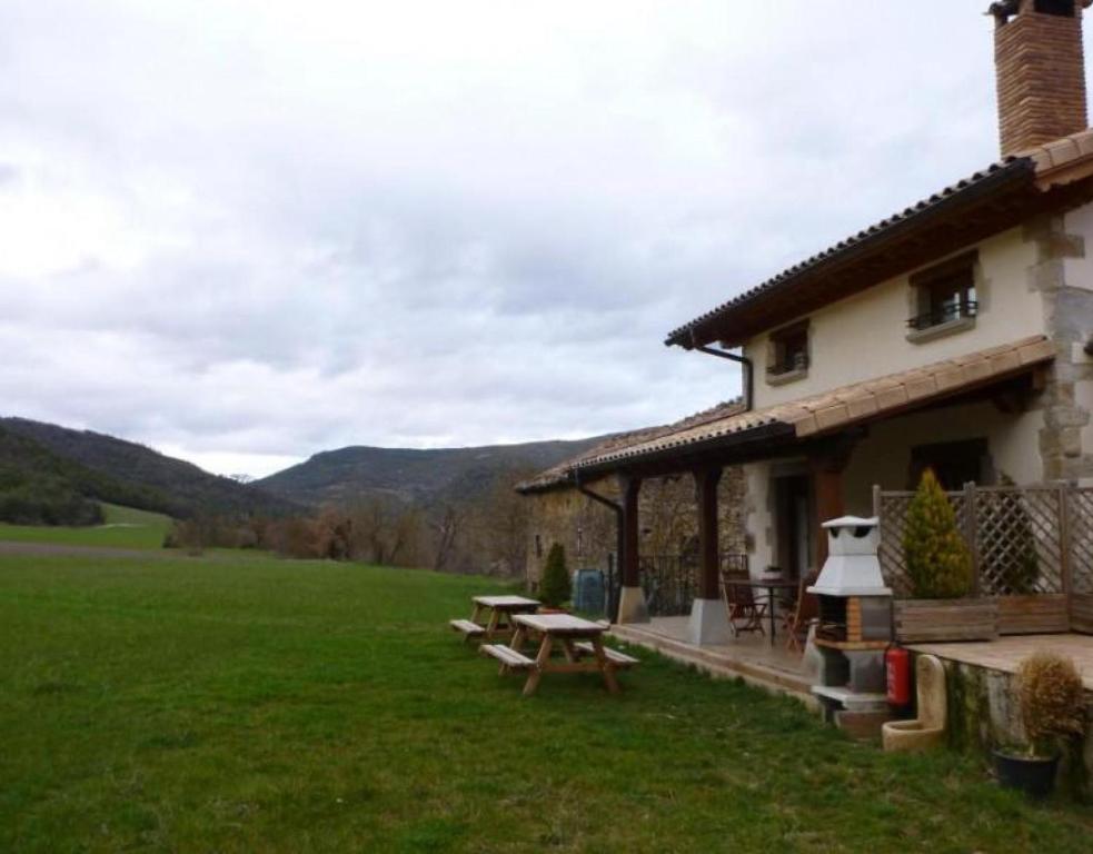 a house with a picnic table in a field at Casa Rural Enarakabi in Zunzarren