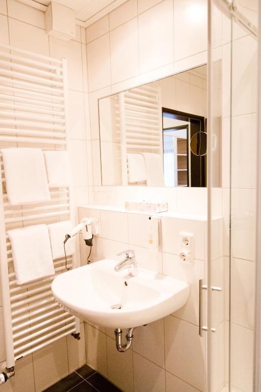 Koupelna v ubytování Friesen Hotel