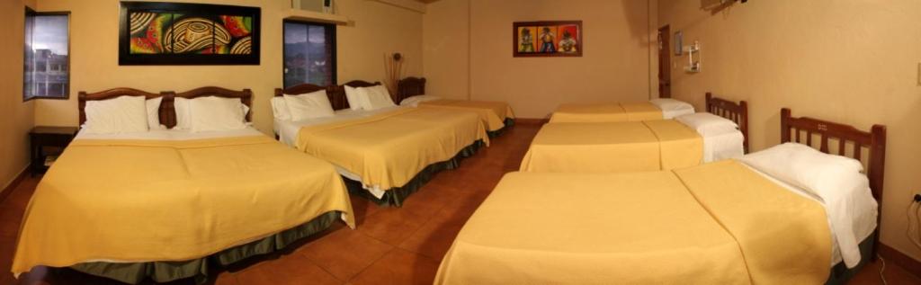 Postel nebo postele na pokoji v ubytování Hotel D' Leon Inn