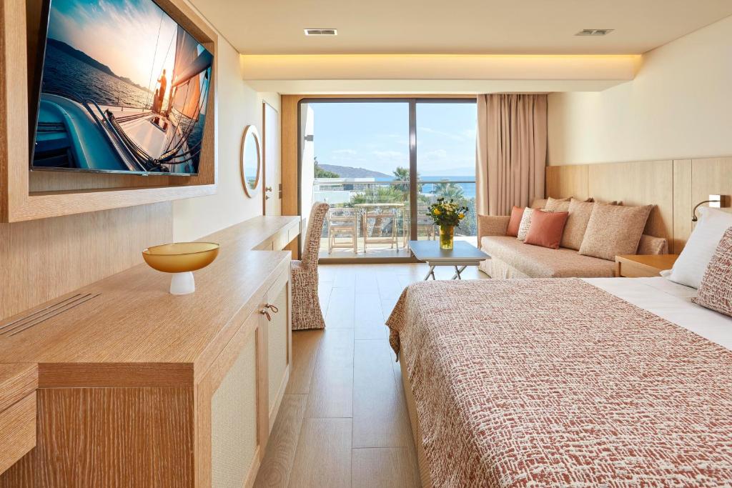 Postel nebo postele na pokoji v ubytování Elounda Bay Palace, a Member of the Leading Hotels of the World