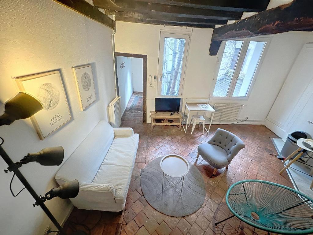 a living room with a white couch and a table at T2 duplex centre Orléans cour in Orléans